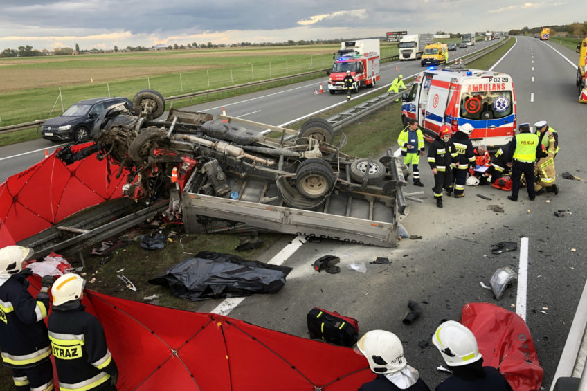 Na A2 Iveco Daily wjechało w auto drogowców. Jedna osoba zmarła