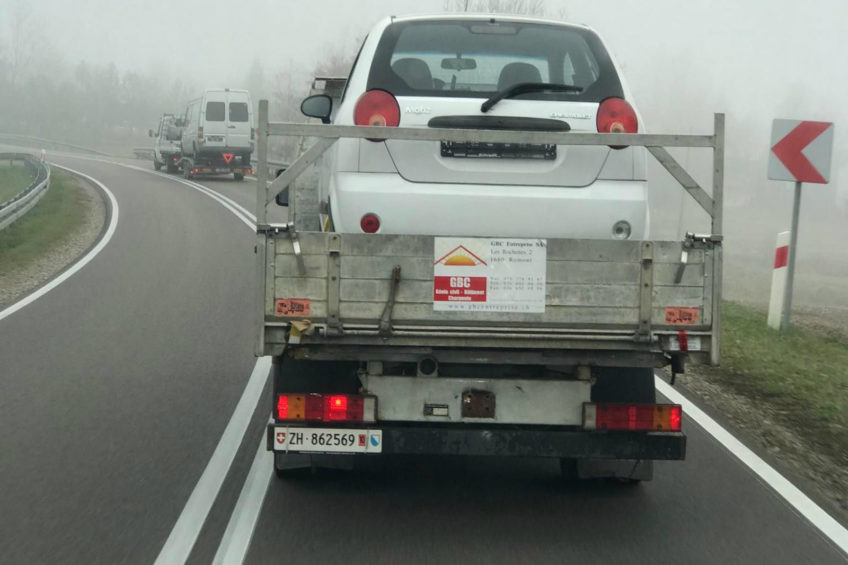 Na DK 16 skrzyniowe Sprintery robiły za autolawety. Zdjęcia od Krzyśka