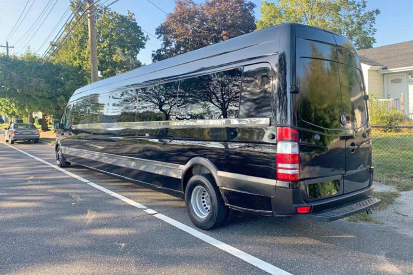 Na wieczór kawalerski dla busiarzy – Mercedes Sprinter jako limuzyna