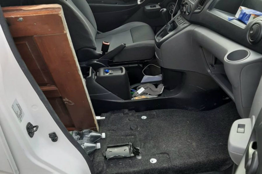 Nissan NV200 okazał się za mały. Pasażer siedział… na podłokietniku