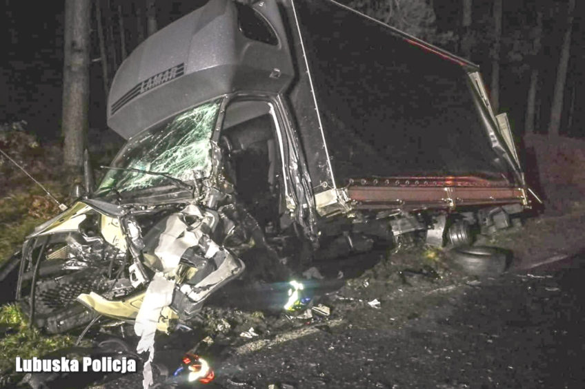 Opel Astra wjechał w Iveco Daily – nie żyje jedna osoba