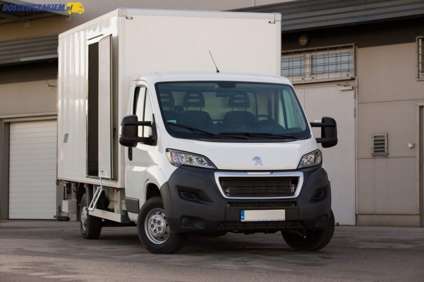 Kierowca bez prawa jazdy przywłaszczył firmowego Peugeota Boxera