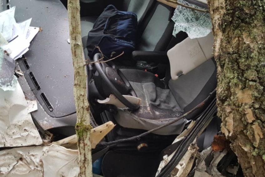 Pod Szczecinkiem Iveco Daily wjechało w drzewa. W busie były 2 osoby