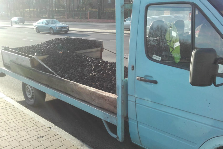 Autolawetą przewoził węgiel – mandat i zabrany dowód rejestracyjny
