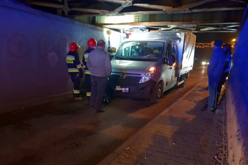 Opel Movano utknął pod wiaduktem kolejowym w Opolu