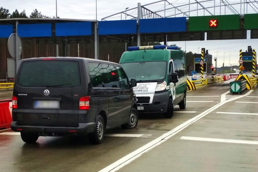 Pompował oponę w VW T5 na pasie autostrady A2 – miał 2,37 promila