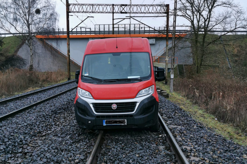 Fiat Ducato utknął na torach w Szczecinie – pociąg zdążył wyhamować