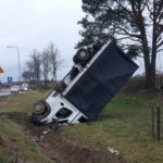 Kierowca Peugeota Boxera zasnął za kierownicą – bus wypadł z drogi