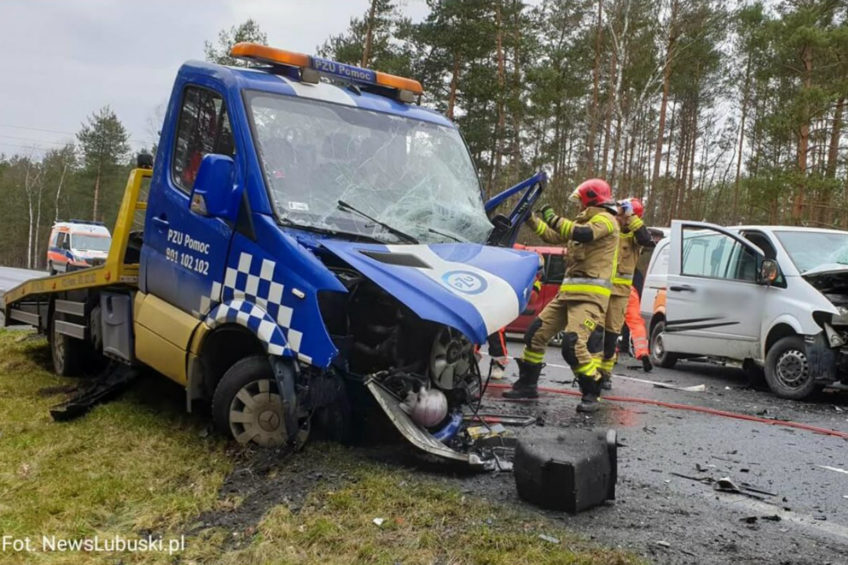 Na DK 27 Vito uderzyło w autolawetę – ranne zostały 3 osoby
