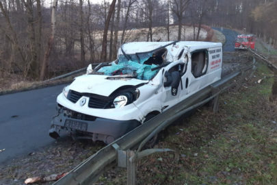 Na Renault Trafic spadło drzewo – kierowca ciężko ranny
