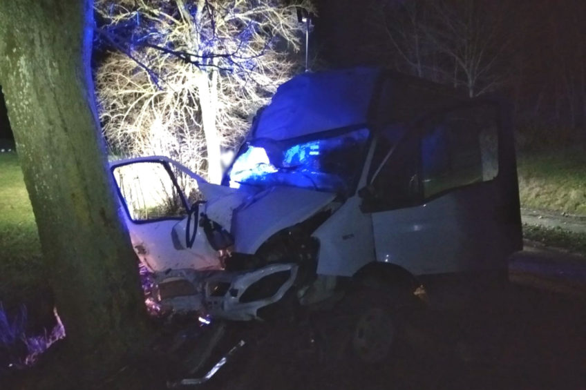 Pijany 19-latek wjechał busem w drzewo – pasażer zmarł na miejscu