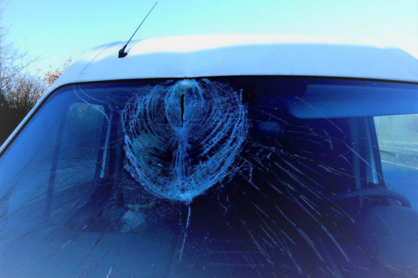 Tafla lodu z ciężarówki wbiła się w szybę Renault Master