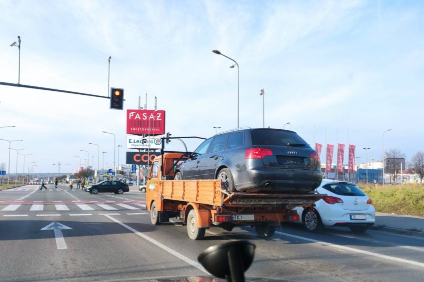 VW LT35 z Audi A4 na skrzyni – zabezpieczeniem była burta