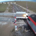 Kierowca Forda Transita wjechał pod pociąg – jest film z wypadku