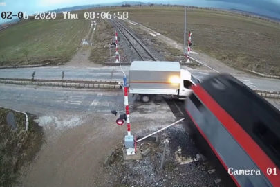 Kierowca Forda Transita wjechał pod pociąg – jest film z wypadku