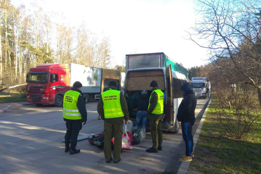 Mołdawski bus z kolcami na oponach – kierowca stracił prawo jazdy