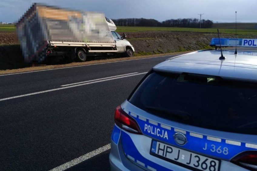 Na DW 414 wiatr zepchnął Iveco Daily do przydrożnego rowu