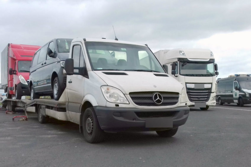 Przeładowany zestaw na B+E. Kierowca jeździł bez karty w tachografie