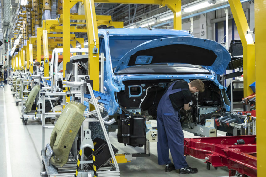 Daimler wstrzymuje produkcję w fabrykach Mercedesa