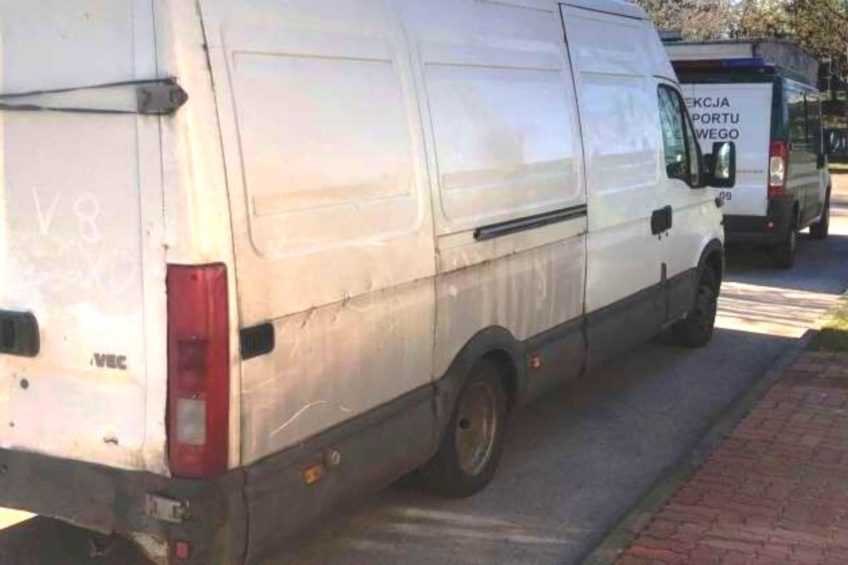 Przeładowane Iveco Daily z pękniętą ramą i skrzydłami na taśmę