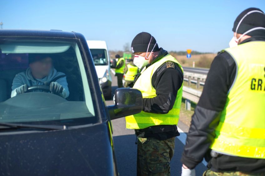 Wysadzili przed granicą z busów pasażerów, bo nie chcieli kwarantanny