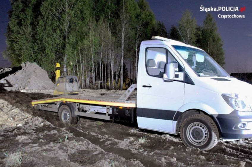 Chcieli ukraść zagęszczarkę – ich Sprinter zakopał się w błocie