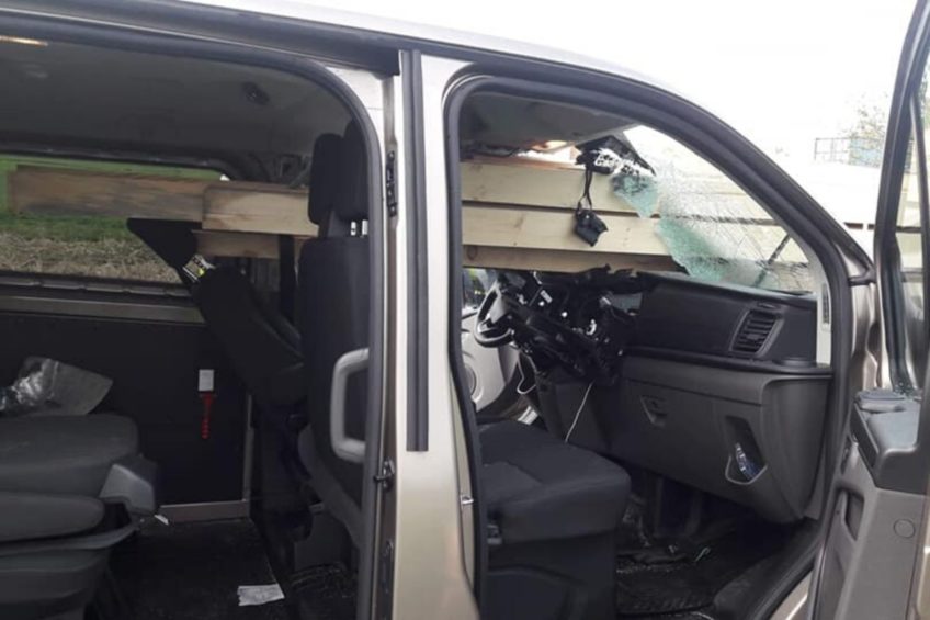 Ford Tourneo Custom najechał na ciężarówkę przewożącą drewno