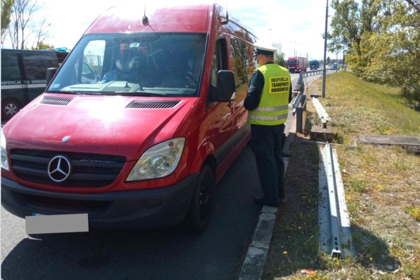 Kierowca Sprintera w trakcie jazdy pił piwo – wpadł na granicy