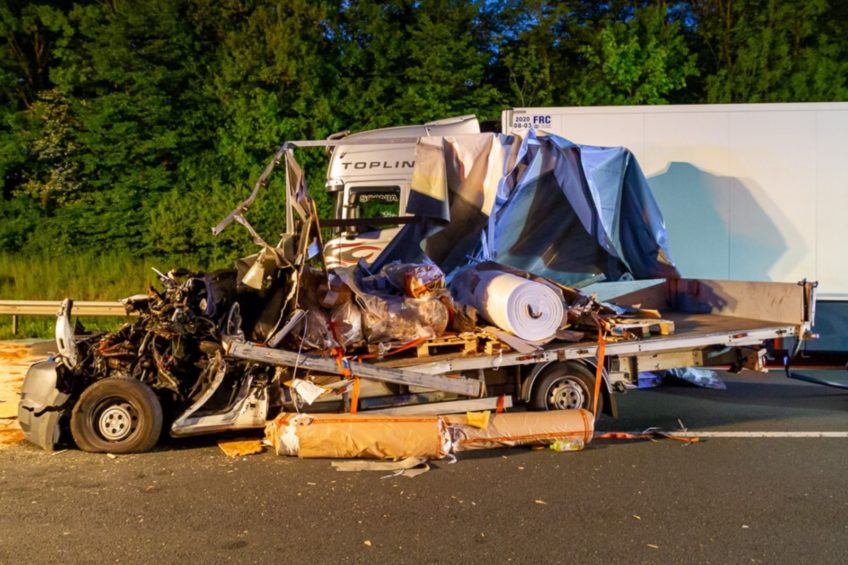 Na niemieckiej A2 Ducato najechało na naczepę. Polak wypadł z kabiny