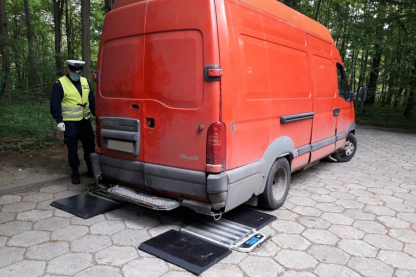 Renault Mascott bez dowodu i przeglądu a na wagach wyszło 6200 kg