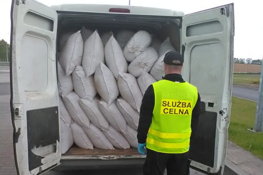 W porzuconym przy A2 busie znaleźli 2100 kg nielegalnego tytoniu