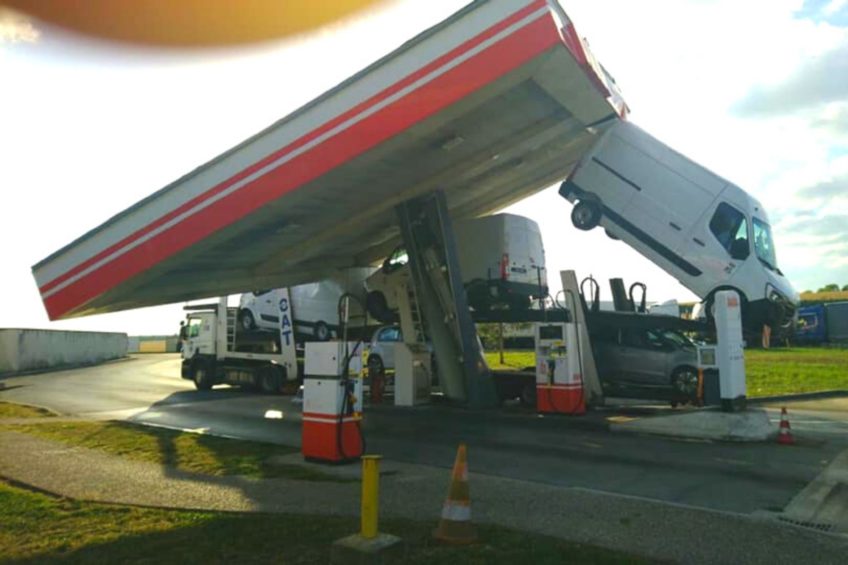 Masterka zawisła w powietrzu – autotransporterem zawadził o stację
