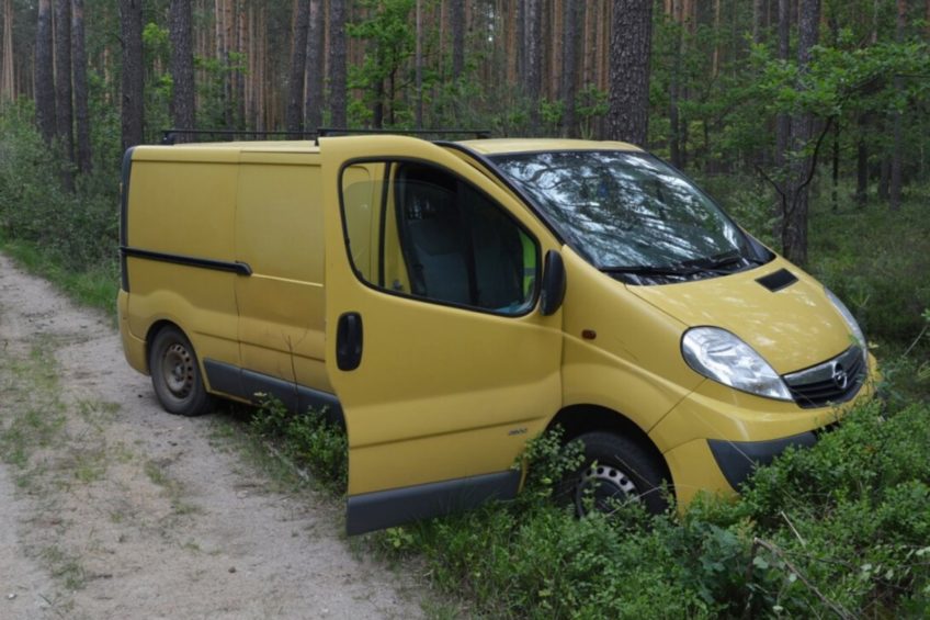 Opel Vivaro porzucony w lesie – na pace tona suszu tytoniowego