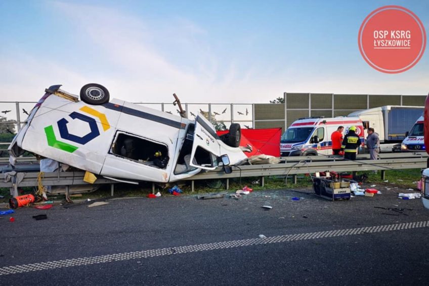Sprinter dachował na A2 pod Łowiczem. 1 osoba nie żyje, 5 jest rannych