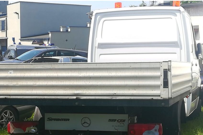 Ukradli z komisu Mercedesa Sprintera – podczas pościgu padły strzały