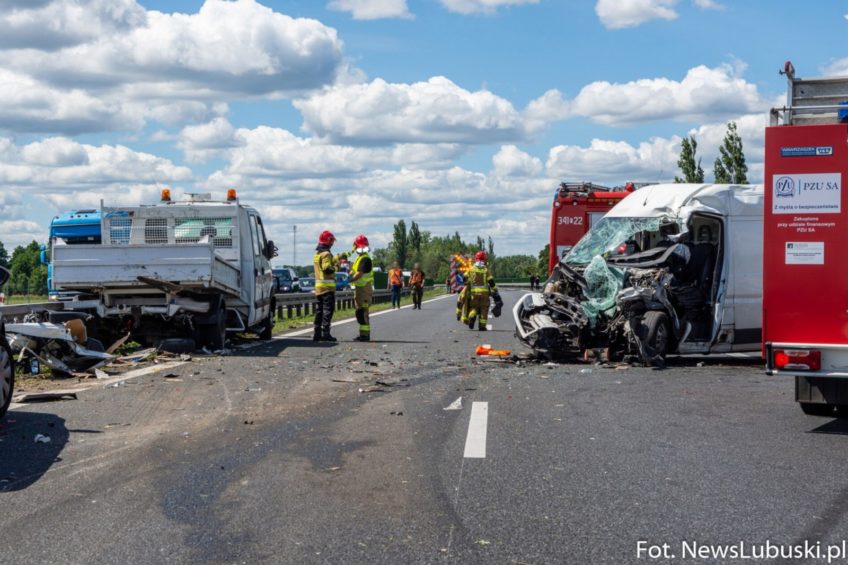 Citroen Jumper wjechał w Renault Mascott ekipy koszącej trawę na S3