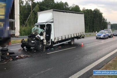 Iveco Daily wjechało na naczepę na S3 – 19-letni kierowca busa ranny