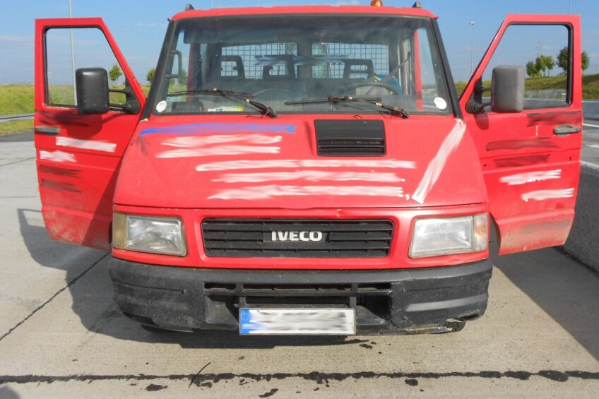 Na sądowym zakazie i bez viaBOX-a – Iveco i przyczepa bez badań
