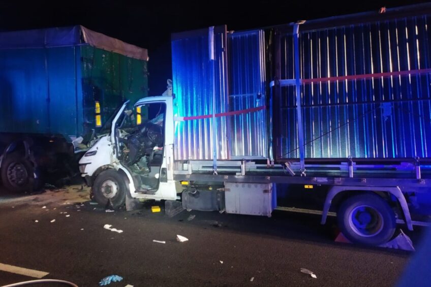 Iveco Daily uderzyło w naczepę na S7 – pasażer busa zmarł