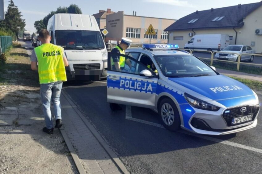Kierowca Ducato uciekał przed policją a potem wjechał w radiowóz