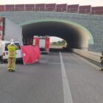 Na S5 VW Caddy wjechał w ciężarówkę – kierowca furgonetki zmarł