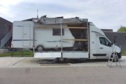 Polski bus z przyczepą na pace na niemieckiej A6 pod Ansbach