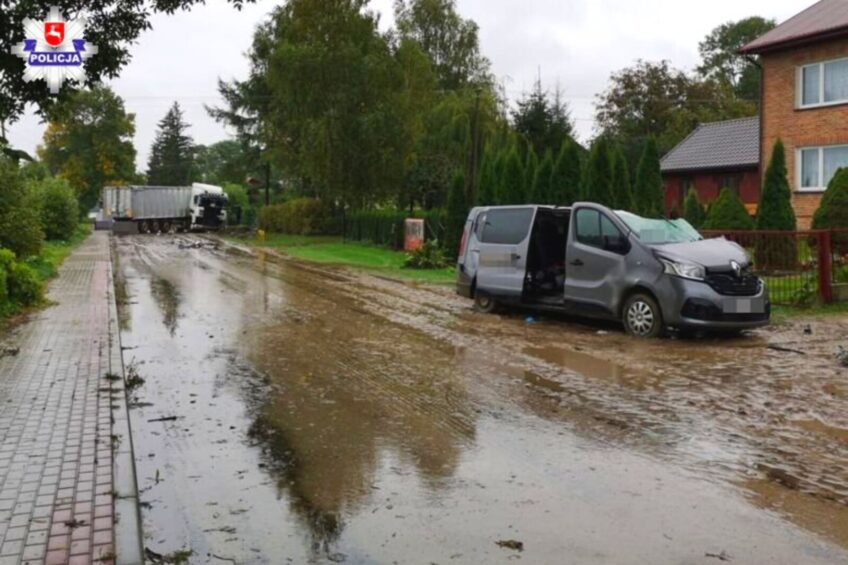 Śmiertelny wypadek z udziałem Renault Trafic i ciężarówki