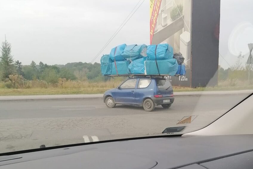 Fiat Seicento z ładunkiem na dachu – i po co komu VW T4?