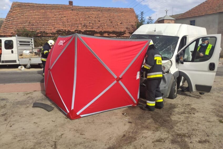 Fiatem Ducato wjechał na chodnik – zginęło dwóch pracowników