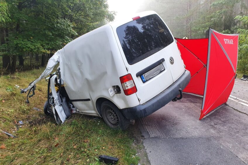 Na DW 212 VW Caddy uderzył w ciężarówkę – kierowca vana zmarł