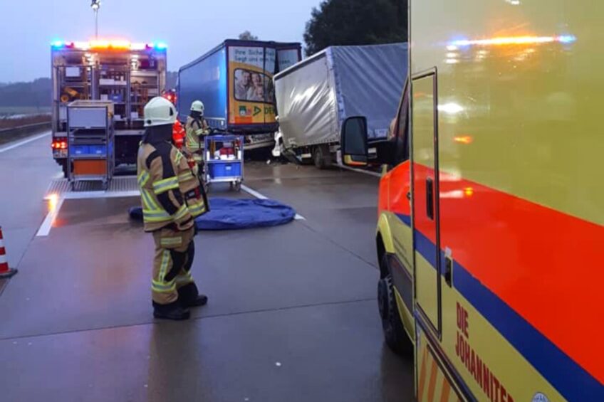 Na niemieckiej A4 polski bus wjechał w tył naczepy – kierowca zmarł