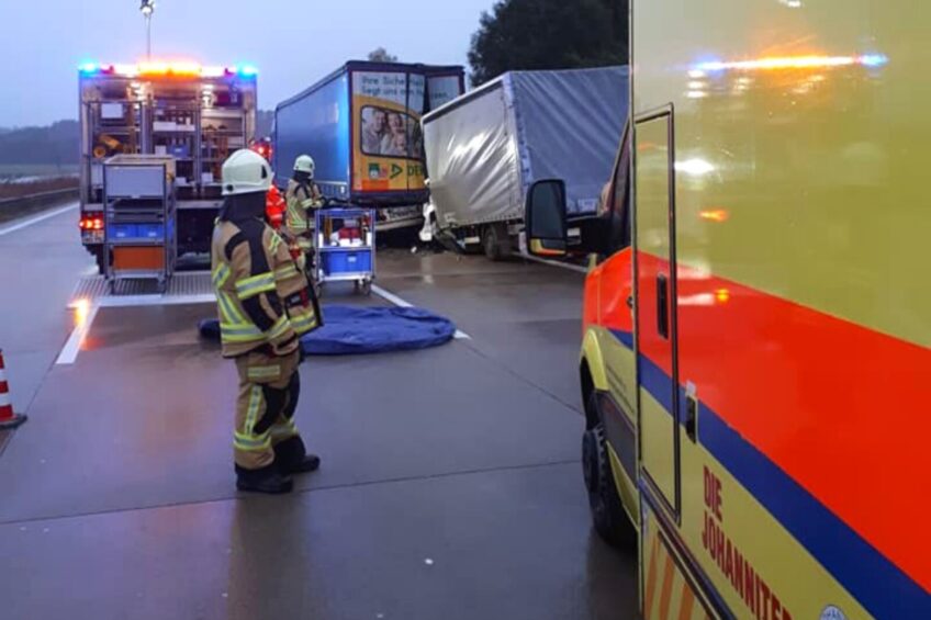 Na niemieckiej A4 polski bus wjechał w tył naczepy – kierowca zmarł