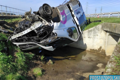 Opel Vivaro dachował na A4 – 2 osoby zostały ranne