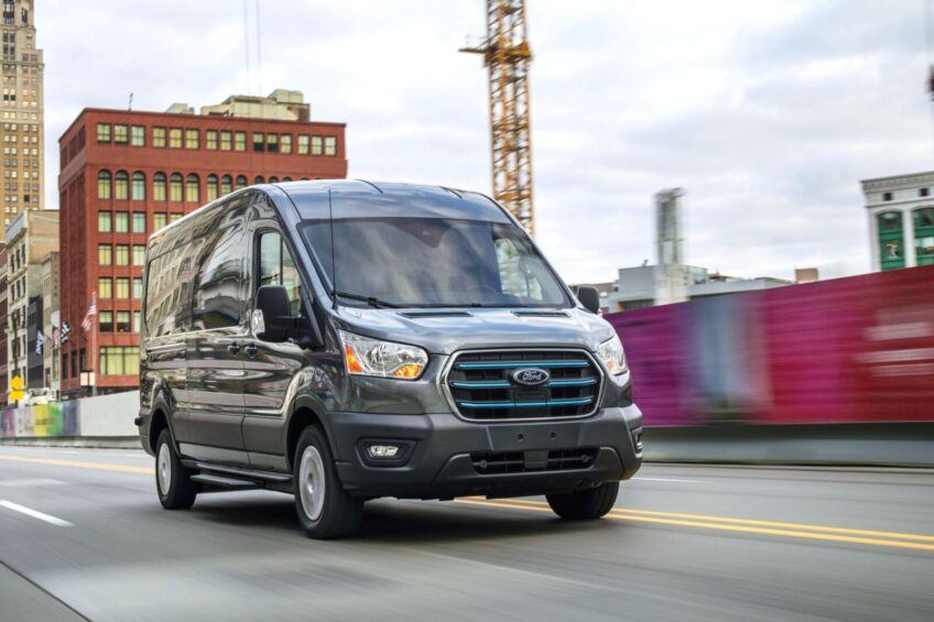 Ford E-Transit ma 269 KM i do 350 km zasięgu – na rynku od 2022 roku